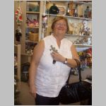 Yvette RICHARD touching a gecko in a shop in Florida. 2009 (784.27 KB)