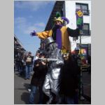 A clown on stilts and a silver-painted man with a baby crocodile at the Mardi Gras festival in New Orleans, Louisiana. 2010 (934.07 KB)